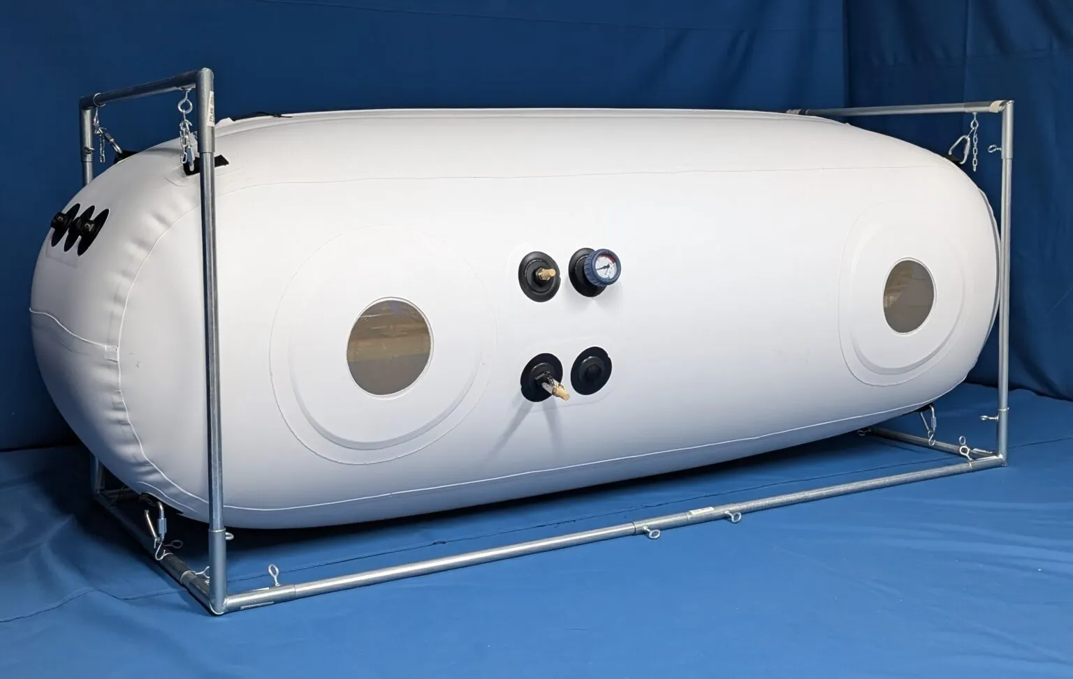 A white Newtowne lay down chamber with two windows, in a steel frame.